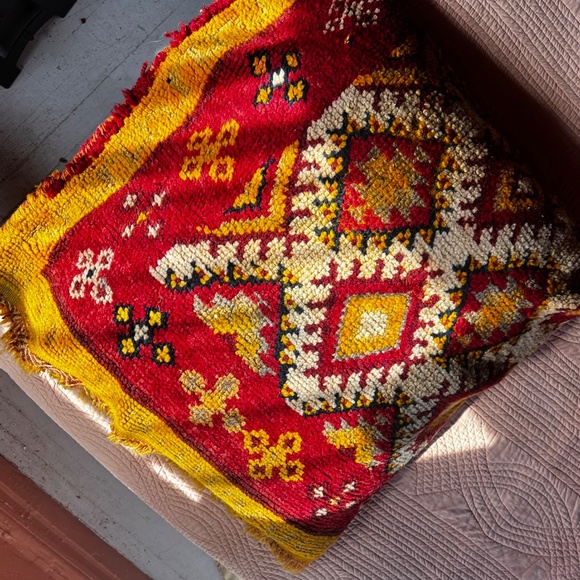 Vintage Moroccan tribal rug made into pillow cover - Picture 6 of 7